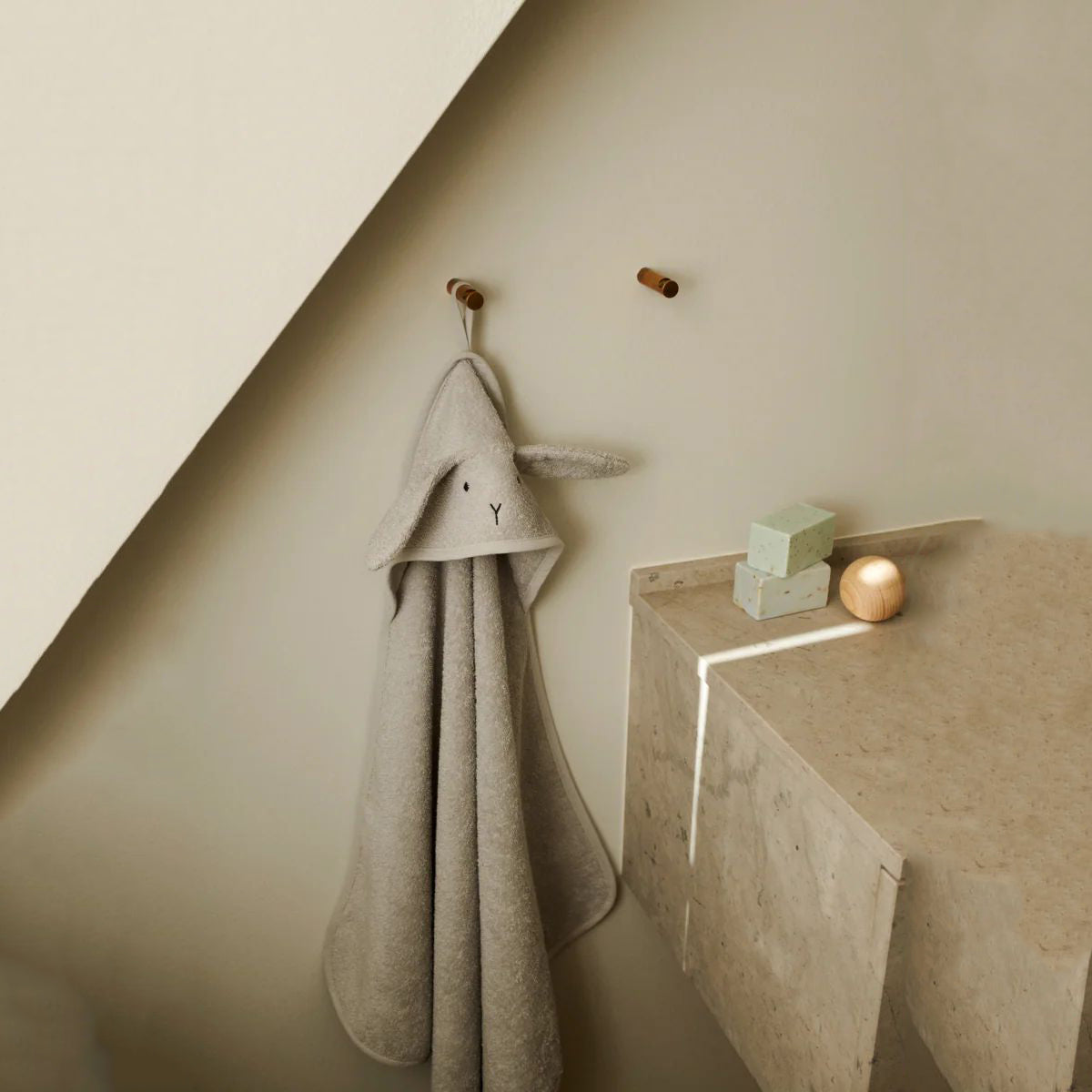 Liewood-Albert Hooded Towel Rabbit dumbo grey (70 x 70cm)
