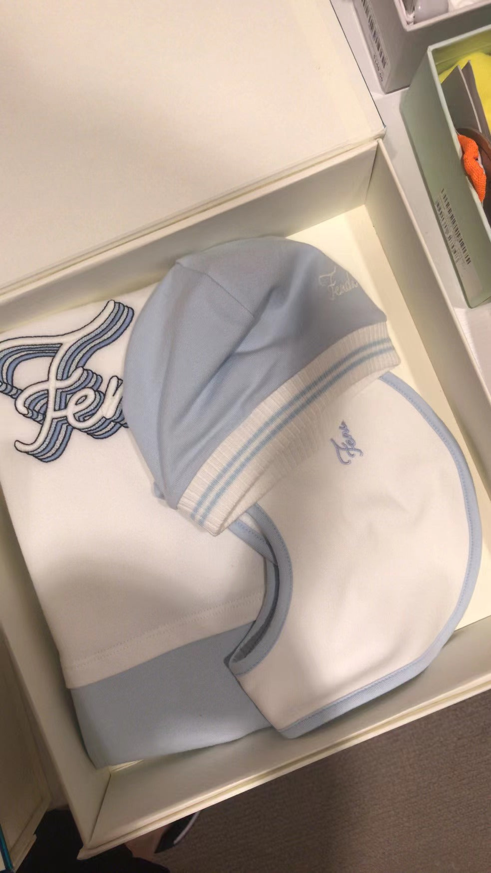 BABY FOOTIE WITH EMBROIDERED TXT LOGO HAT AND BIB - AZZURRO BABY