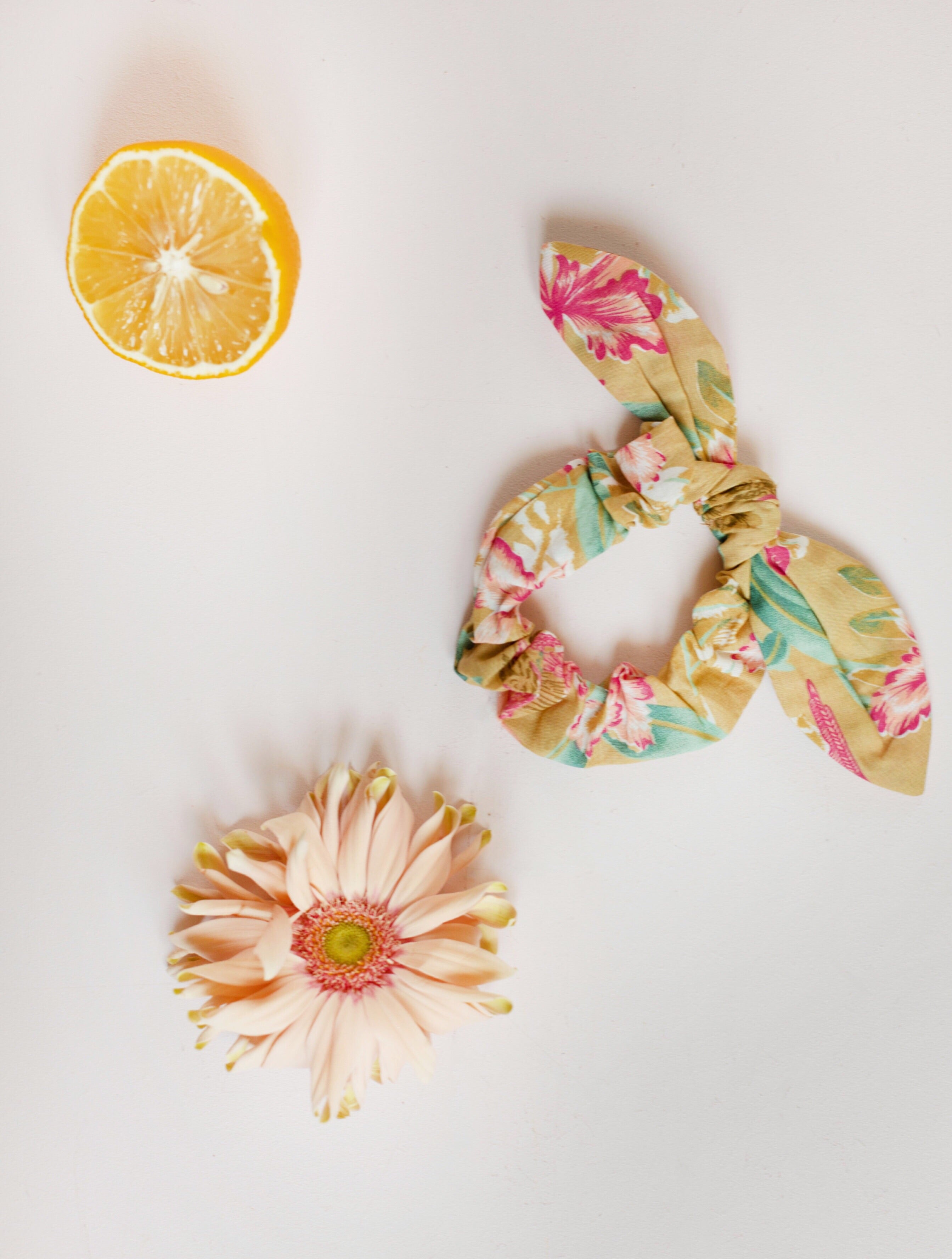 Scrunchie Kimmi Soft Honey Parrots - Cémarose Canada